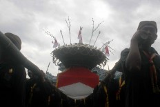 Marching together: Local men carry a large gunungan called Estri. JP/Maksum Nur Fauzan