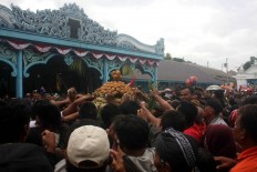 Royal rumble: Hundreds of locals compete to get whatever they can from a gunungan. JP/Maksum Nur Fauzan