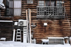 The architecture also features thick walls made of logs. JP/Anggara Mahendra