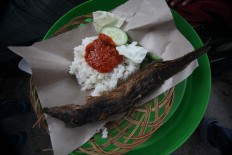The free meal at Shodaqoh food stall consists of a portion of rice, fried catfish, sambal and vegetables. JP/ Boy T. Harjanto