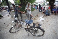 Poor people enjoy their free meals. JP/ Boy T. Harjanto