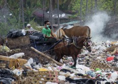Heavy contrast: Posh cottages and residences in Gili Trawangan are often located nearby garbage areas. JP/ Tarko Sudiarno