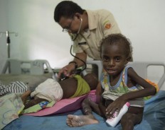 A member of an Indonesian military task force checks child at a local hospital in Agats, the capital of Asmat district in Indonesia's easternmost Papua province, on January 26, 2018. Some 800 children have been sickened in the area with as many as 100 others, mostly toddlers, feared to have died in what a military official called an "extraordinary" outbreak that was first made public this month. AFP/ Bay Ismoyo