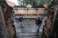 Pilgrims wear Javanese traditional costumes when paying respect in Kotagede's royal graveyard. JP/Boy T. Harjanto