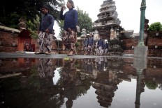 Pilgrims wearing Javanese traditional costume walk inside the royal graveyard compound. JP/Boy T. Harjanto