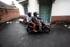 Courtiers leave the Kotagede fort after conducting their routines in the royal graveyard. JP/Boy T. Harjanto