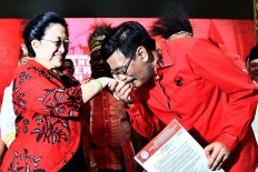 Indonesian Democratic Party of Struggle (PDI-P) Chairwoman Megawati Soekarnoputri shares a light moment with Djarot Saiful Hidayat, the party official in charge of membership and organizational matters,after having handed him a recommendation letter at the party headquarters in Jakarta on Thursday, January. 4.The party announces its governor and vice governor candidates fo four provincies, including North Sumatera, where former Jakarta governor Djarot will run for the top post in this year's election. JP/Dhoni Setiawan
