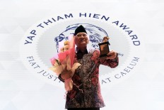 Raudlatut Thalibin Islamic boarding school leader Ahmad Mustofa Bisri receives the 2017 Yap Thiam Hien Award in Jakarta on Wednesday, January. 24. JP/Dhoni Setiawan