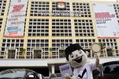 A General Elections Commission (KPU) mascot for the 2018 regional elections named Coklit stands in front of the KPU building in Jakarta on Thursday, January 18. The mascot is being used to raise awareness of a KPU campaign to verify and update voter data. The campaign will be launched on January. 20 in 381 regencies and municipalities and 31 provinces. JP/Rifky Dewandaru
