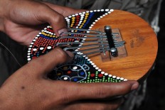 The Kaliba, a musical instrument from Bali, accompanies the Tek Tek Dung dance. JP/Magnus Hendratmo