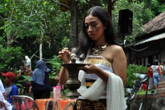 Twenty-one- year-old Unik Cahyani from the Peni studio prepares to perform the Tuk Tuk Dung dance. JP/Magnus Hendratmo
