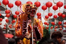 Ready to rumble: A group of Liong dancers heads to the Tien Kok Sie Buddhist temple near Gede Market in Surakarta, Central Java, to celebrate Chinese New Year. JP/ Maksum Nur Fauzan
