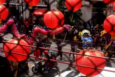Going to town: A Liong dance group arrives at Gede Market in Surakarta, Central Java. JP/ Maksum Nur Fauzan