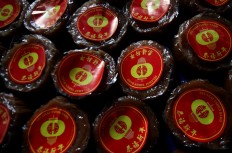 The cakes are labeled with Chinese characters. JP/Boy T. Harjanto
