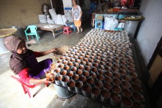 A female worker takes out each cake from the cake mold. JP/Boy T. Harjanto