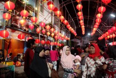 A Muslim family walks through the Semawis Imlek Night Market. The night market this year was held from Feb. 12-14. JP/Suherdjoko