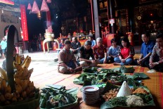The organizing committee of the Semawis Imlek Night Market holds a prayer accompanied by offerings, adopting the Javanese tradition, at the Tay Kak Sie Chinese temple in Semarang’s Chinatown. JP/Suherdjoko