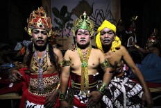Actors pose for a photoshoot before the show. JP/Aditya Sagita