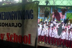  Students gather in the schoolyard to join in the flag hoisting ceremony. JP/Maksum Nur Fauzan