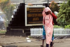 Sticking together: A Somalian refugee and her children walk in front of the West Jakarta Immigration Detention House. JP/ Rifky Dewandaru