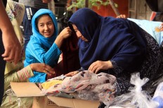 Much needed assistance: Refugees receive clean clothes from volunteers and social activists. JP/ Rifky Dewandaru