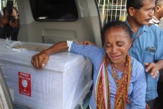 Petronela Koa hugs the coffin of her niece Adelina Sau at El Tari airport, Kupang, East Nusa Tenggara province on Saturday, February 17. The body of Adelina, the migrant worker who was reportedly abused to death by her Malaysian employers, was buried on Sunday in her home village of Ebi, Oenino district, South Central Timur regency on Sunday. JP/Djemi Amnifu