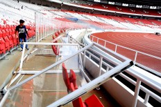 Trail of vandalism: Acrylic barriers are under repair in Bung Karno Stadium in the wake of acts of vandalism by soccer supporters during the President’s Cup final between Persija Jakarta and Bali United on the weekend. Match organizers reported around Rp 150 million (US$10,500) in damages. JP/Seto Wardhana