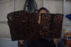 The bronze patterns show motifs of ondel-ondel and Abang-None (Master and Miss), which are the specialty of Batik Terogong. JP/Endro Prakoso