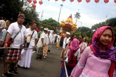 Parade participants pull the Ratha Yatra Sri Jagadnatha carriage. JP/Maksum Nur Fauzan