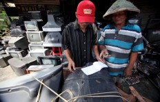 Supriyono listens and writes down a customer’s description of the problem. JP/Boy T. Harjanto