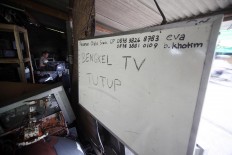 The “closed” sign on a whiteboard in front of Sugeng’s workshop. JP/Boy T. Harjanto