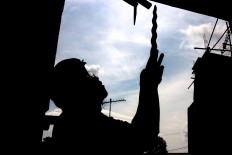 Blacksmith Subandi “Bandi” Suponingrat inspects one of his blades. JP/Maksum Nur Fauzan