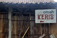 A wooden board sign reads “Omah Keris” (House of Kris) in front of Bandi’s workshop. JP/Maksum Nur Fauzan