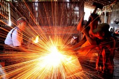 Bandi and three workers forge a kris. JP/Maksum Nur Fauzan