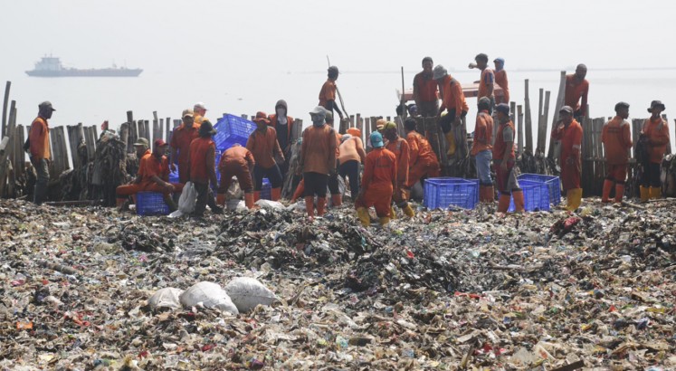 Muara Angke swamped with tons of plastic
