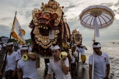 King of spirits: Male participants carry the sacred Tiger Barong. JP/Agung Parameswara