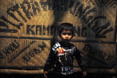 A boy watches the cultural performance with awe. JP/Magnus Hendratmo