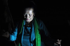 Mbah (grandma) Kadar dances at the cultural event. Despite her old age, she still dances well. In her daily life, Mbah Kadar sells tofu and tempeh at Surowono traditional market near the village. JP/Magnus Hendratmo