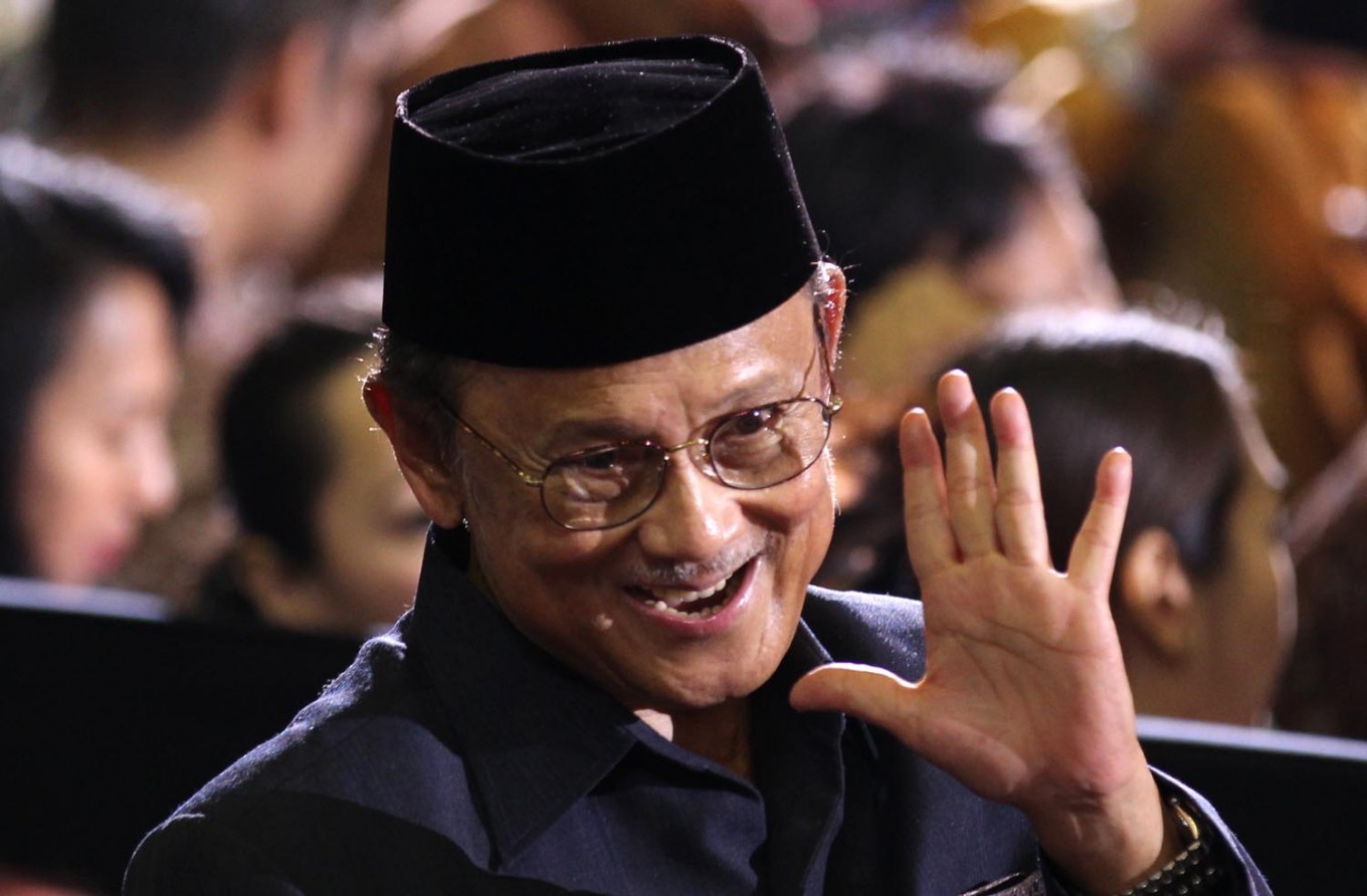 Former Indonesian President Bacharuddin Jusuf Habibie waves to supporters as he sits with the audience to hear US President Barack Obama deliver his keynote speech at the University of Indonesia in Jakarta on November 10, 2010.