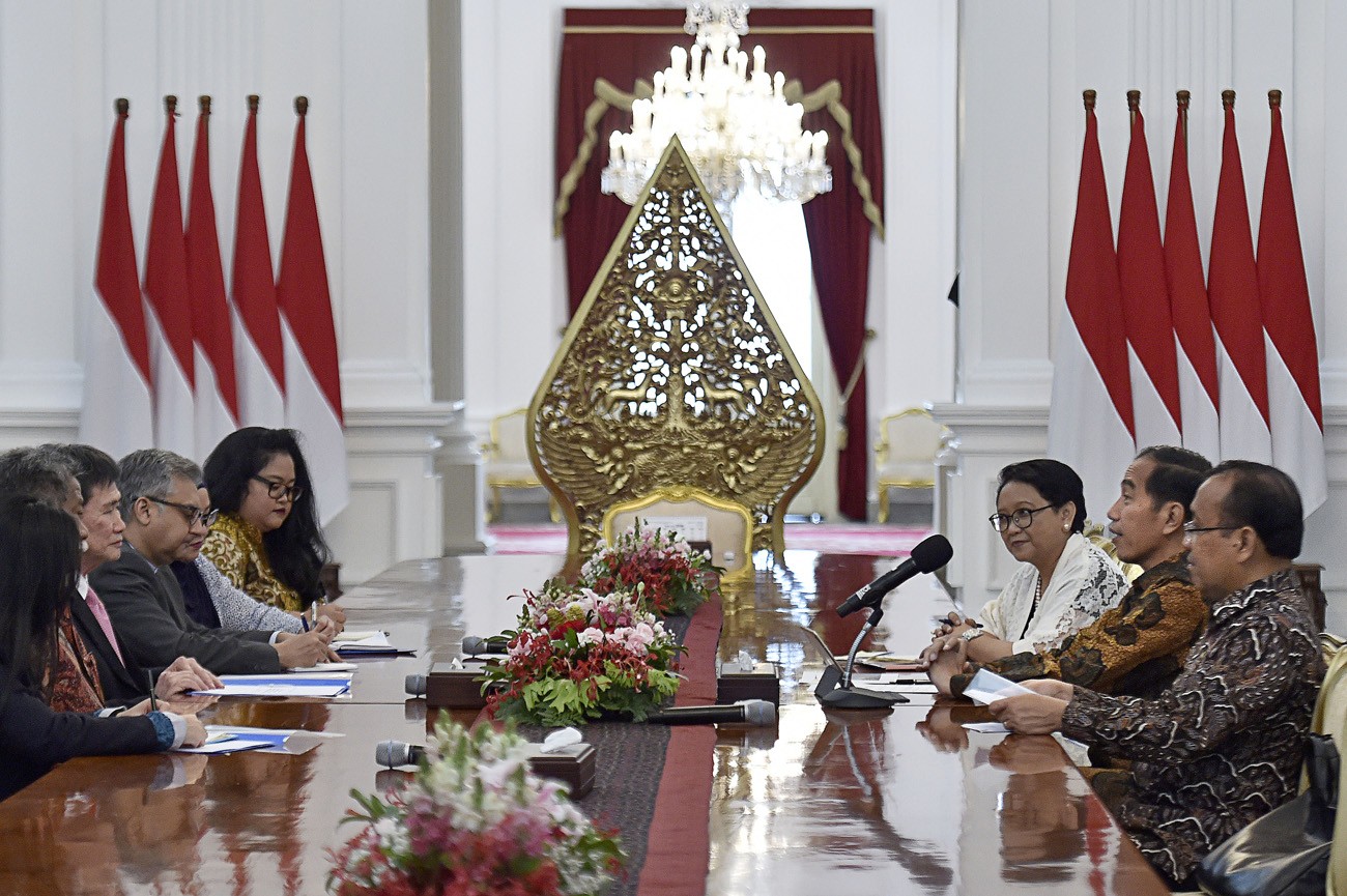 Foreign Minister Retno Marsudi (third right) appears with President Joko "Jokowi" Widodo (second right) at a meeting with ASEAN Secretary-General Lim Jock Hoi (third left) on March 23, 2018 at Merdeka Palace in Jakarta. 