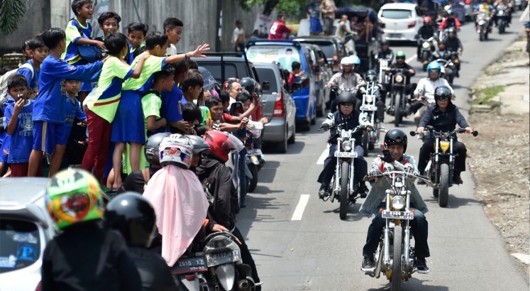 Jokowi tours Sukabumi with his gold chopper