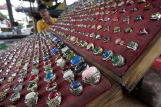 A trader waits for buyers on a hot afternoon. JP/Boy T. Harjanto
