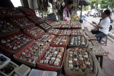 A trader and buyer bargain to reach an agreed upon price. JP/Boy T. Harjanto