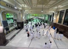 Between two hills: Umrah (minor haj) pilgrims perform the ritual of running between Safa and Marwah hills. A plan is underway to turn this facility into three layers. JP/Endy M Bayuni