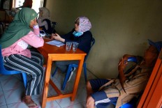 A mother consults with a doctor. JP/Maksum Nur Fauzan