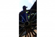 Getting it done: A repairmen prepares to fix another set of wheels. JP/R. Berto Wedhatama