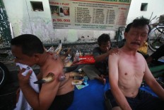 The cupping process at Amirudin’s makeshift tent. JP/Boy T. Harjanto