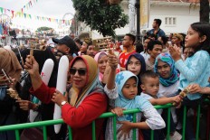 Thousands of visitors line up along Jl. Asia Africa to watch the carnival. JP/Arya Dipa