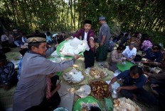 Villagers share various foods that are brought into the cemetery complex. JP/Boy T. Harjanto