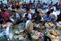 Getting social: Villagers mingle, eat and chat with one another during the Sadranan ceremony. JP/Maksum Nur Fauzan